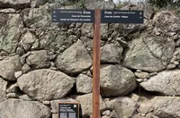 Placas direcionais urbanas em HPL+ e com poste em aço corten.