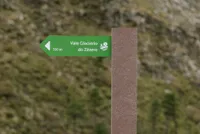 Placa direcional ICNF em HPL+ com poste em plástico reciclado castanho no Geopark Estrela.