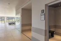 Placas de identificação e regras de utilização de serviços de spa em hotel, produzidas em HPL+, modelo Floema.