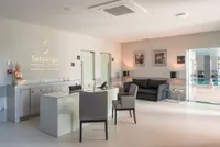 Entrada de hotel com logotipo de spa, produzido pela floema, em PMMA.