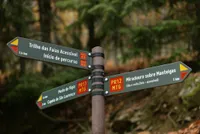 Directional signs for trails in HPL+, floema model, fixed to brown recycled plastic posts using geoblack-treated clamps.