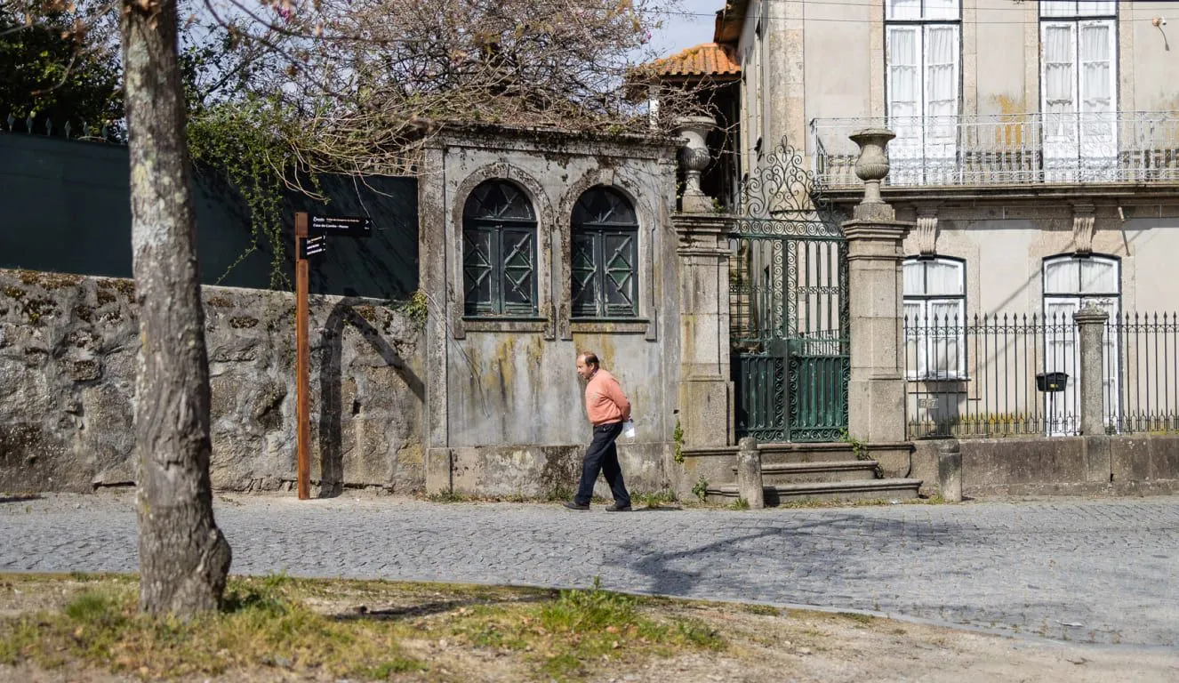 Sinalização direcional urbana em HPL+. Ideal para percursos urbanos e orientação de peões.