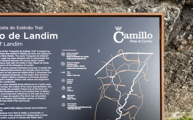 Vista superior da mesa interpretativa com estrutura em aço resistente às intempéries e painel HPL+, concebido para espaços urbanos.