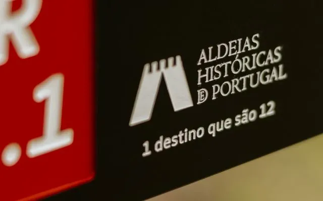 Detalhe de gravação de logotipo de Aldeias Históricas de Portugal em placa direcional de percursos pedestres em HPL+, modelo Floema.