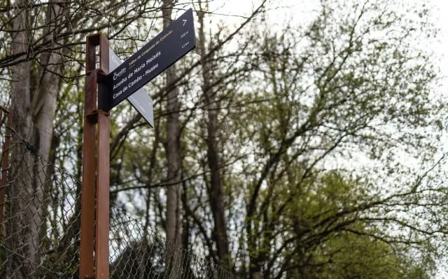 Poste direcional para ambientes urbanos com resistência às intempéries em aço metalizado e pintado ou aço resistente às intempéries.