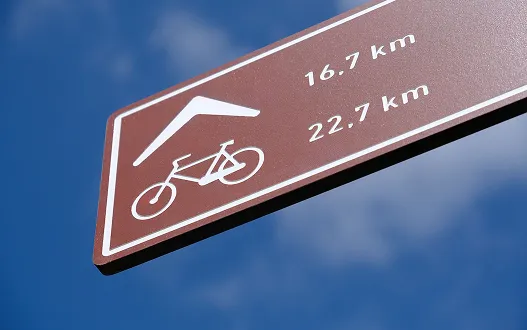 Detalhe de gravação e pintura em placa direcional de ro