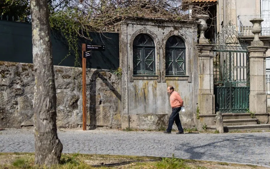 Poste direcional resistente às intempéries para espaços públicos em aço metalizado e pintado ou aço resistente às intempéries.
