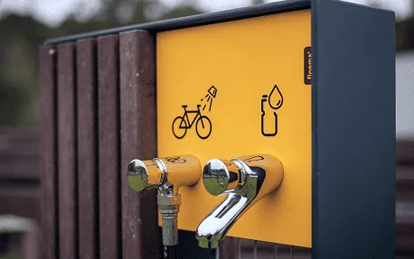 Detalhe do ponto de lavagem e abastecimento de água potável da estrutura da estação de bicicletas Floema para espaços urbanos, fabricada em plástico reciclado e aço. 