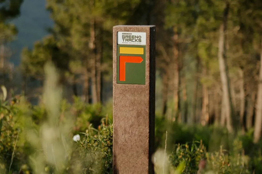 Detail of marker for hiking trails with recycled plastic structure and HPL+ base plates, Floema model.