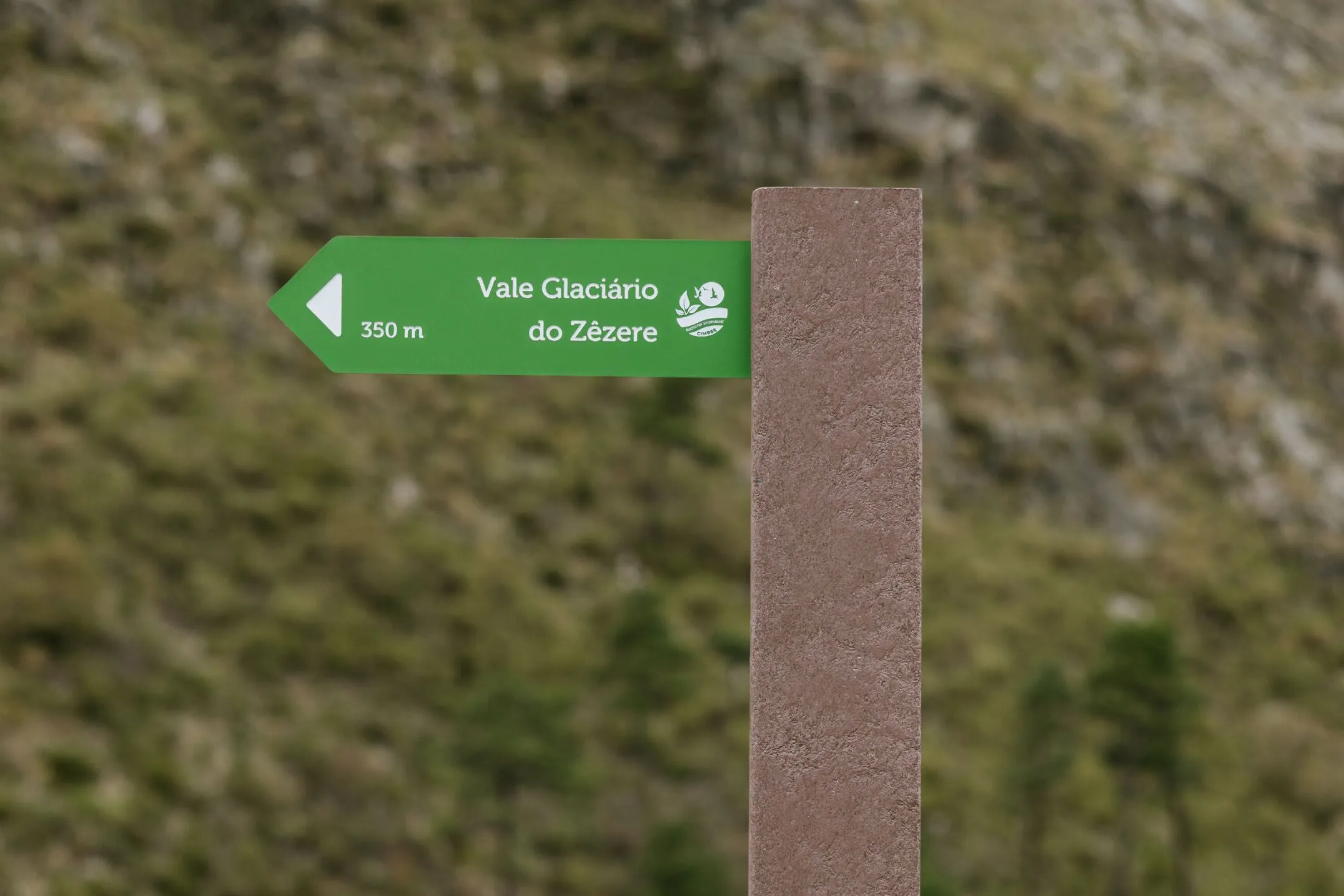 Placa direcional ICNF em HPL+ com poste em plástico reciclado castanho no Geopark Estrela.