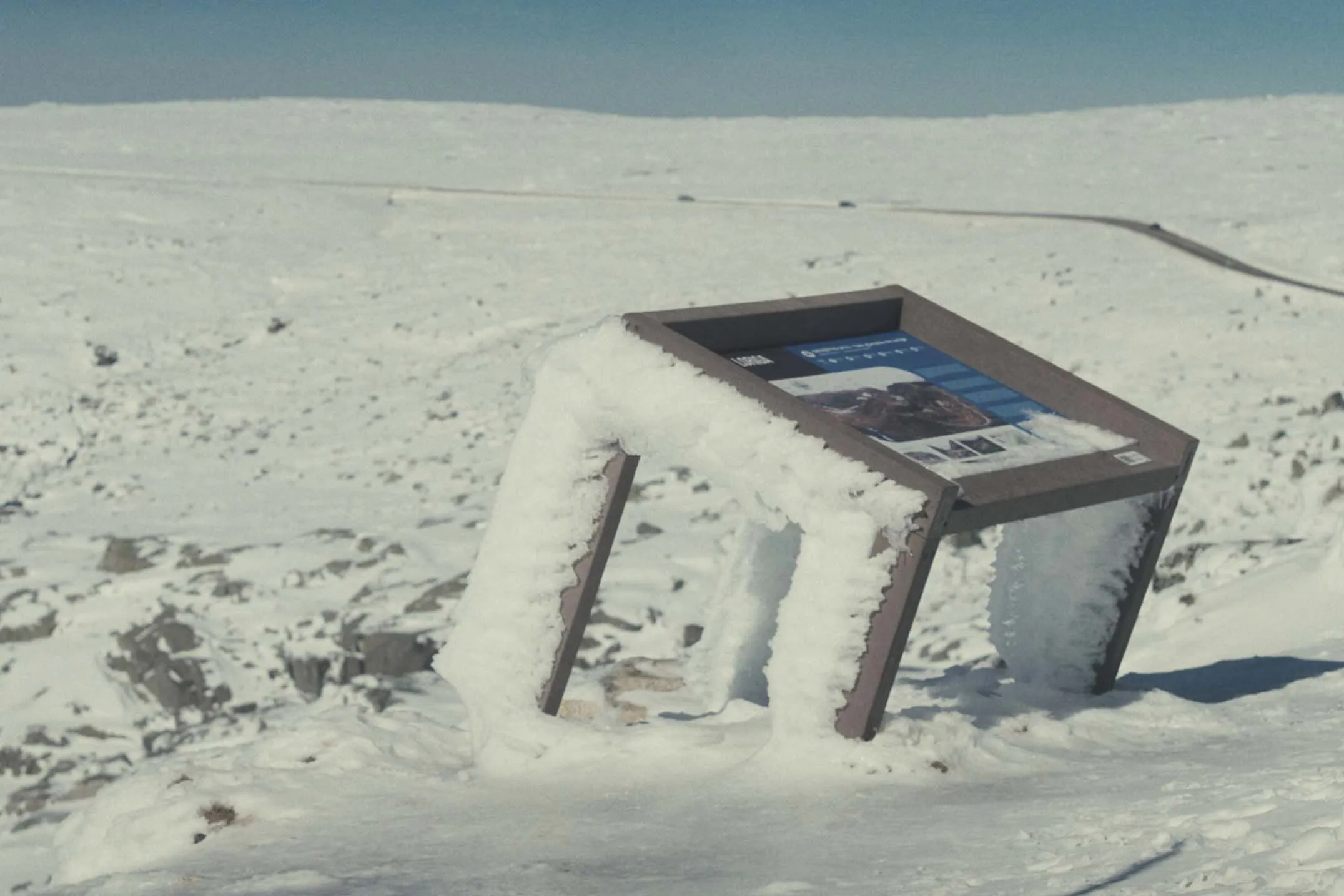 Mesa ICNF modelo Floema em plástico reciclado coberta de neve.
