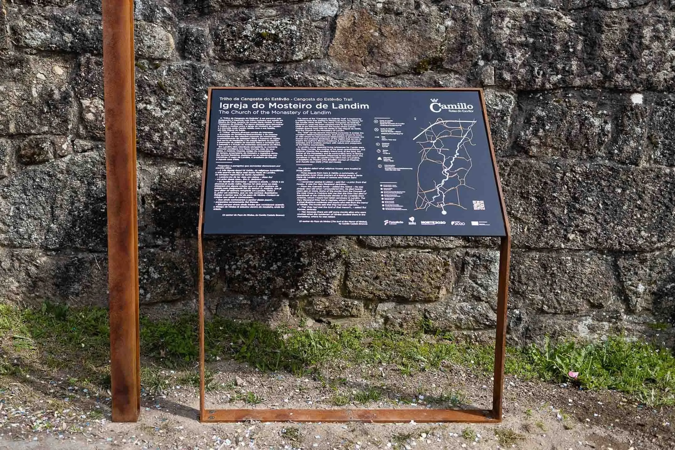 Mesa interpretativa Frame em aço corten e com painel em HPL+ do Trilho da Cangosta do Estêvão.