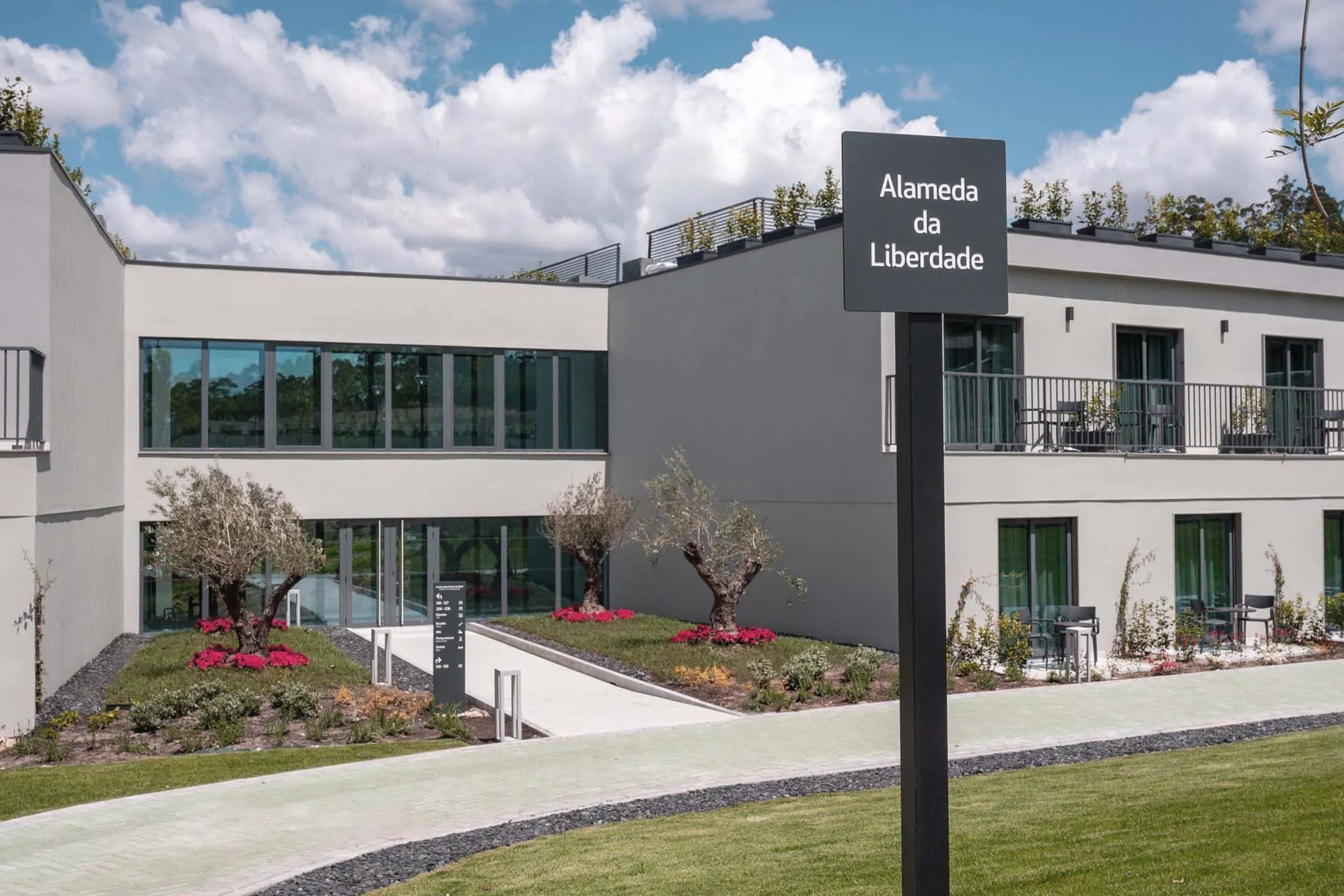 Placa informativa personalizada em HPL+, modelo Floema, para área exterior de hotel.