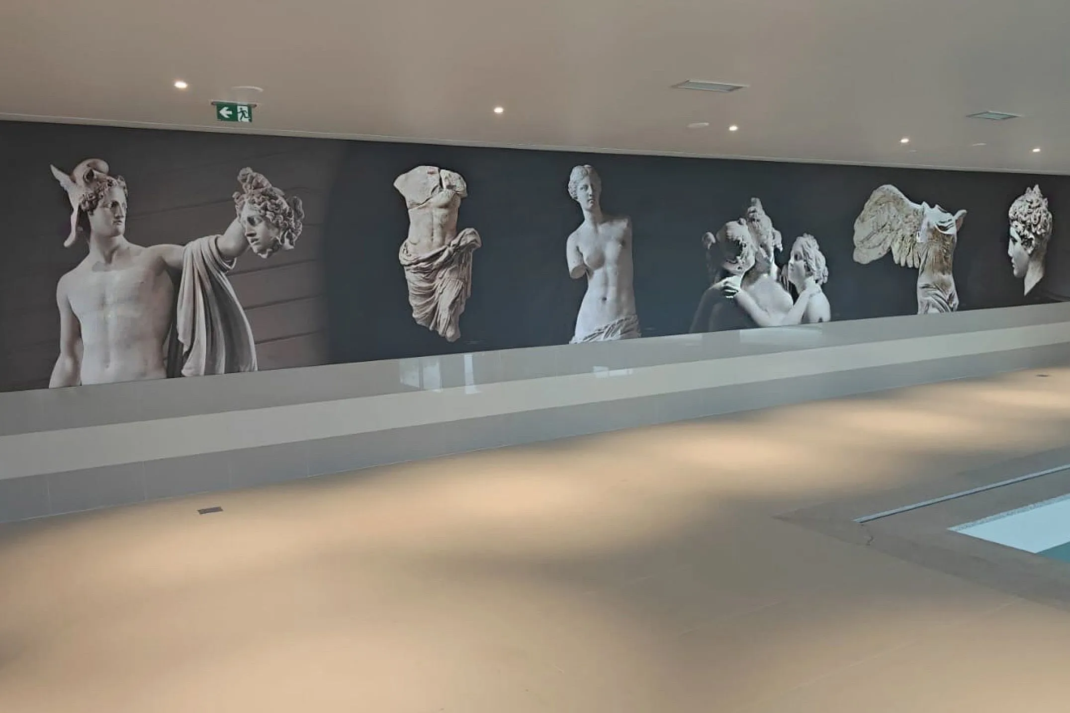 Vinil decorativo para parede de piscina de interior em hotel.