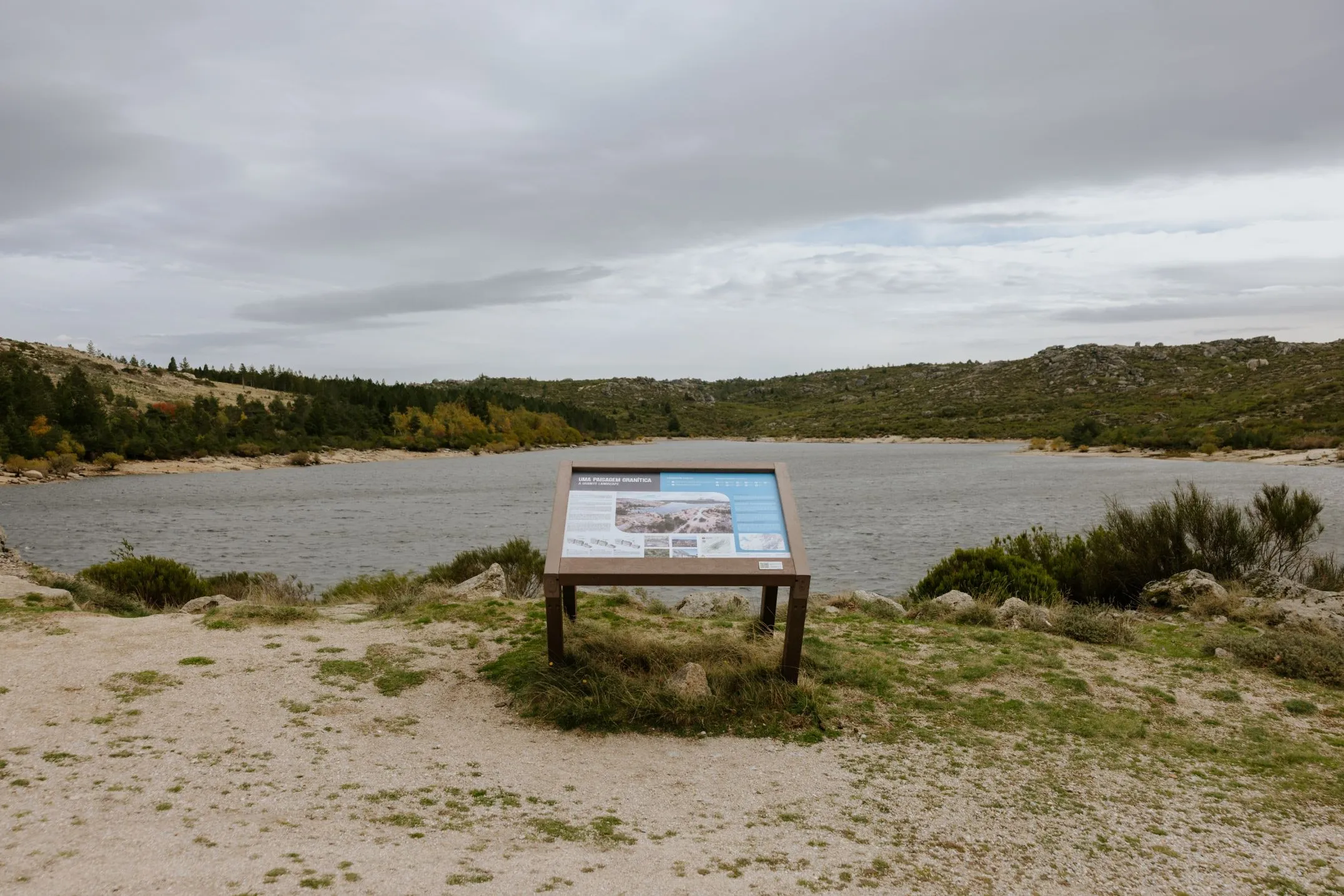 Mesa interpretativa ICNF modelo Floema em plástico reciclado para o Geopark Estrela. A mesa está num dos vales glaciares do parque.