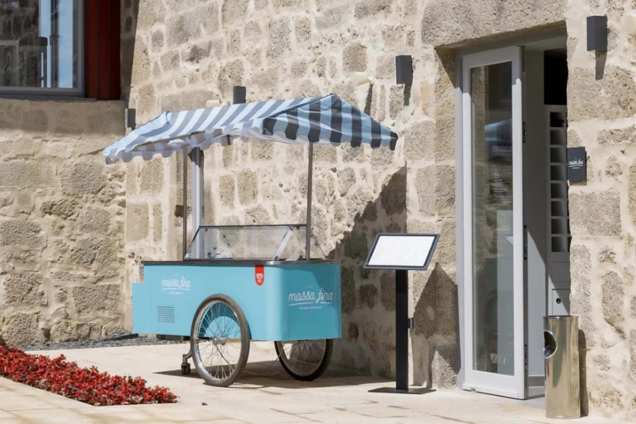 Expositor de menu personalizado em HPL e aço metalizado e pintado, para hotel. 