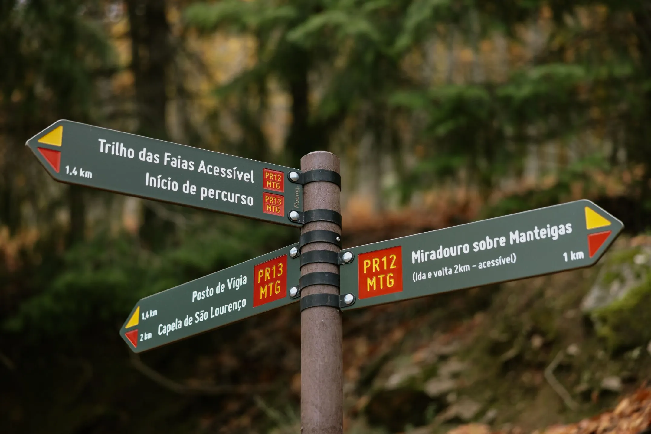 Directional signs for hiking trails in HPL+, floema model, fixed to brown recycled plastic post using geoblack-treated clamps.