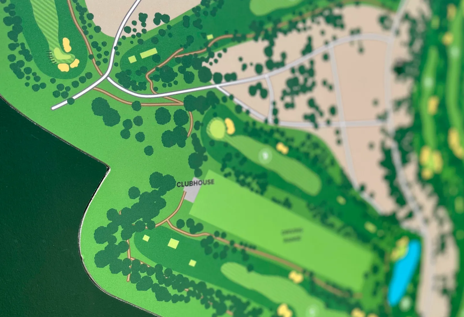 Detalhe de placa de alumínio compósito com impressão digital de mapa de campo de golfe em vinil polimérico laminado. Placa embutida em painel de HPL.