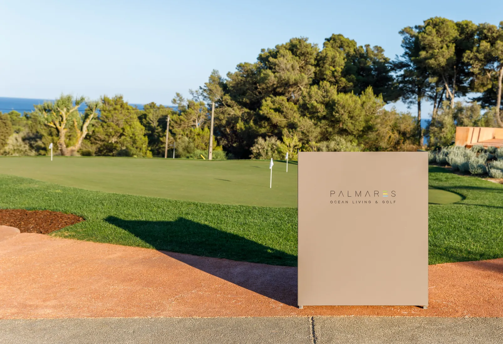 Podium starter Royal de Floema em HPL+ para clubhouse de campo de golfe.