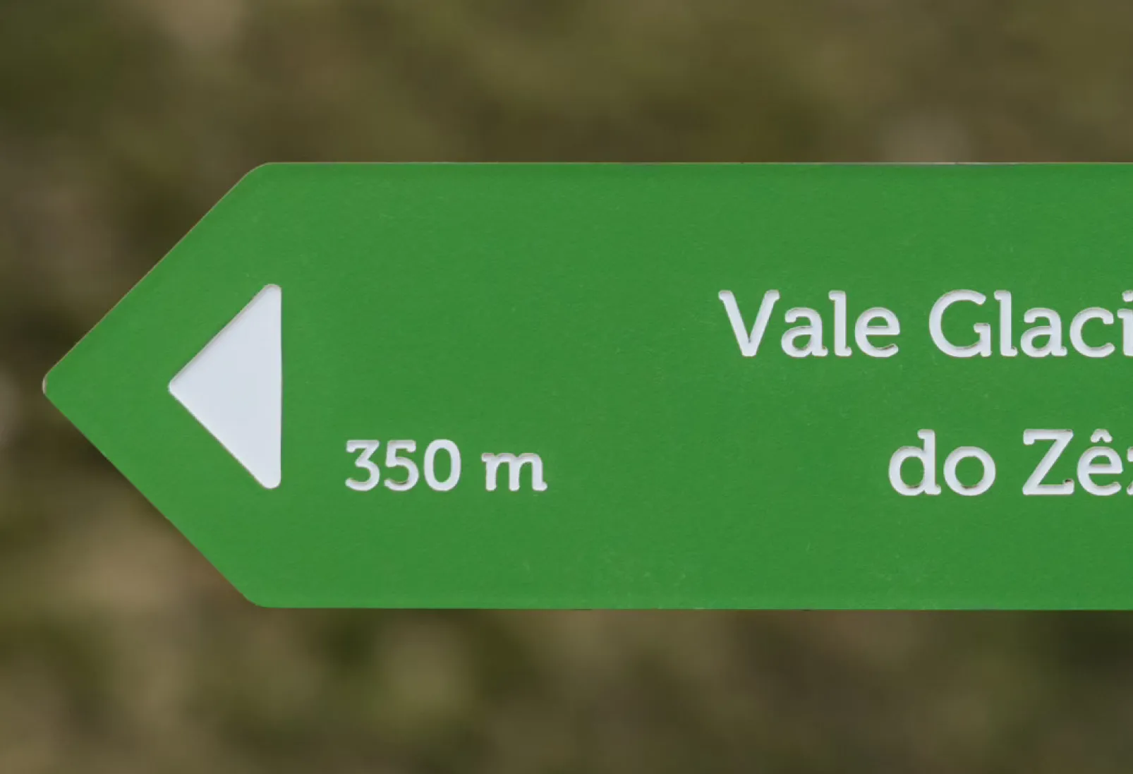 Detalhe de placa direcional ICNF em HPL+, instalada em parque natural protegido da Serra da Estrela.