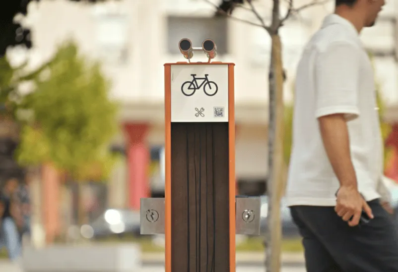 Vista frontal da Bike Station Charge Plaza da Floema para espaços urbanos.