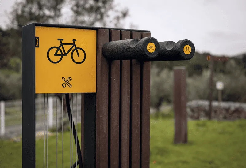 Detalhe do suporte para bicicletas da Floema's Bike Station. Estrutura para espaços urbanos feita de plástico reciclado e aço. 