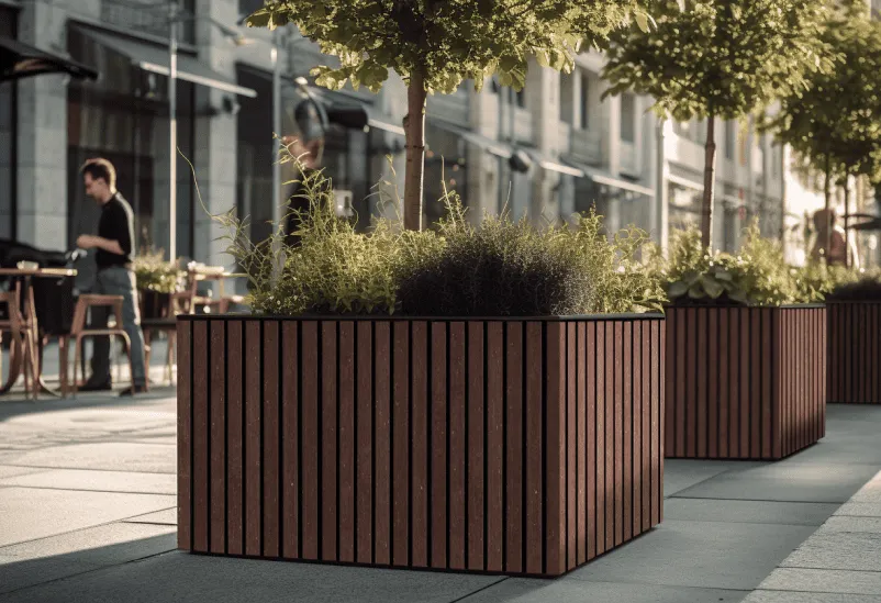 Floreira urbana Frame da Floema feita com plástico reciclado e metal numa rua urbana.