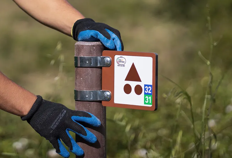 Detail of cycling signage installation with recycled plastic post and HPL+ sign with built-in aluminium composite trail sign.