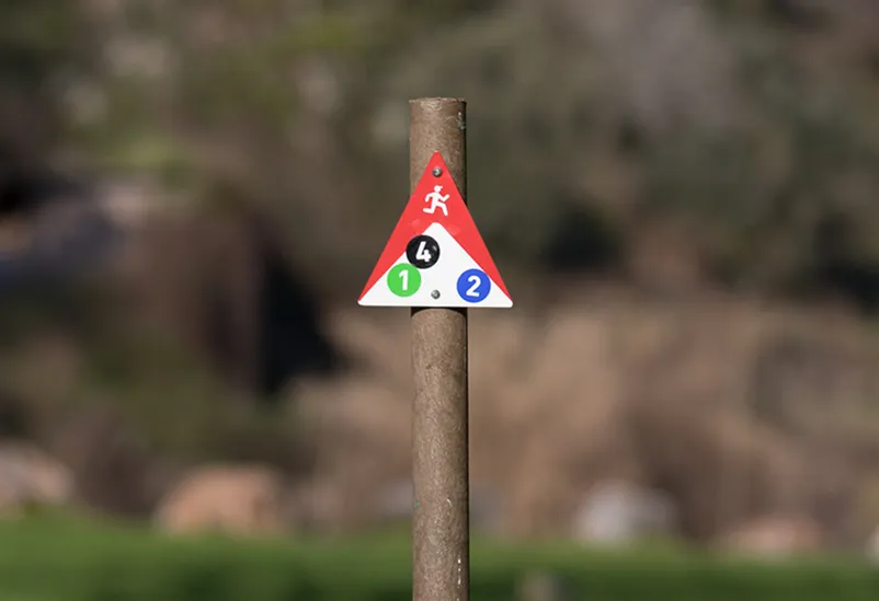 Placa de base de trail running em alumínio compósito com selos de numeração de rota e poste redondo em plástico reciclado.