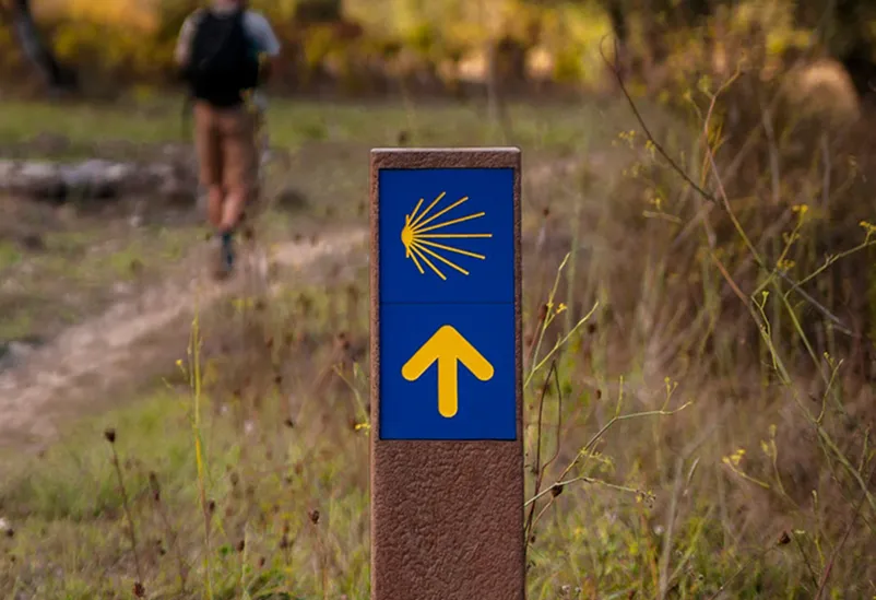 Baliza de rotas religiosas, caminho de santiago de compostela em plástico reciclado castanho e com placas em HPL+, modelo Floema. Com placa direcional e placa de rot 