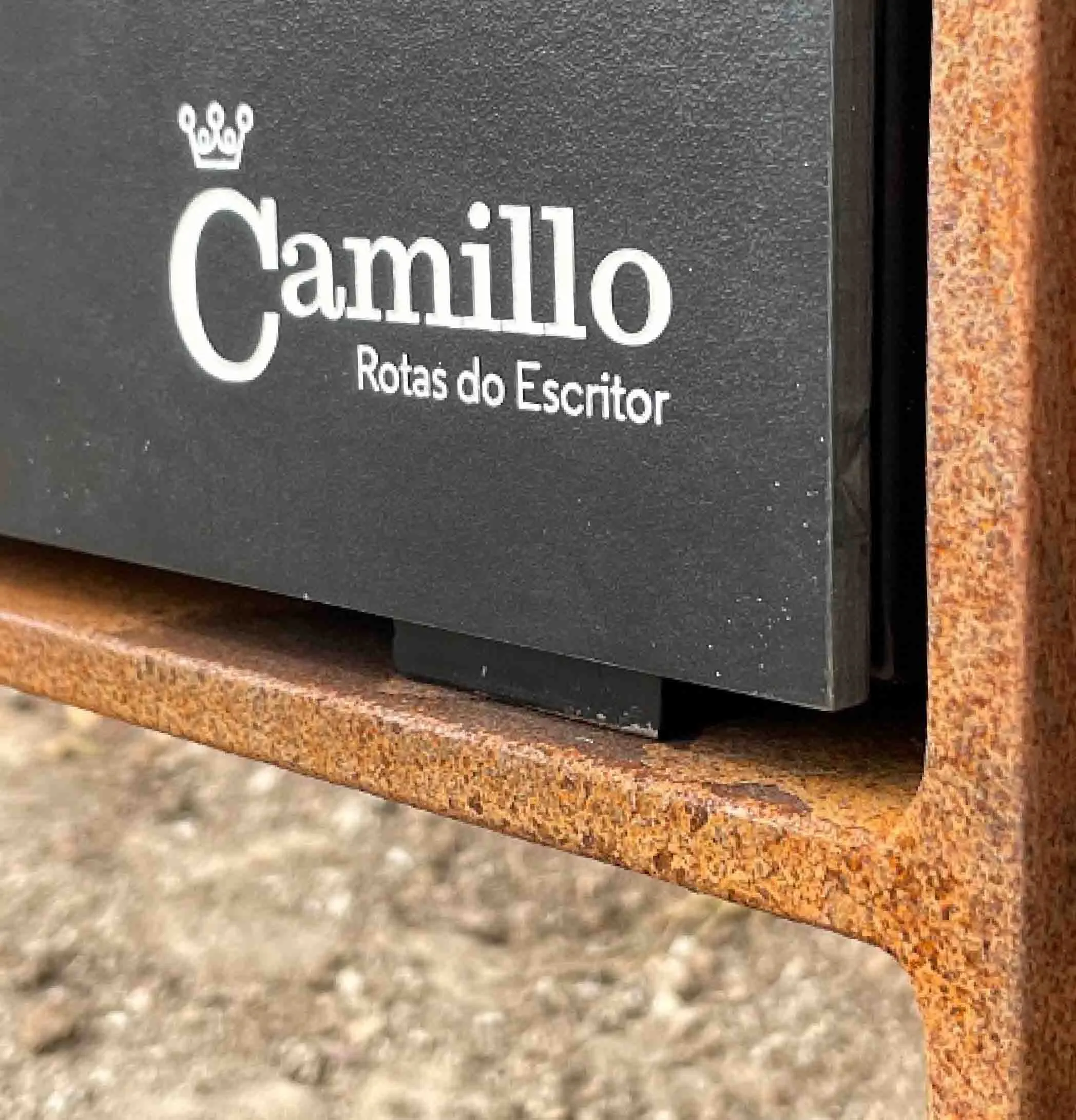 Detalhe de logotipo de rota urbana gravado em totem informativo Frame, modelo Floema, com estrutura em aço corten e painel em HPL+ .