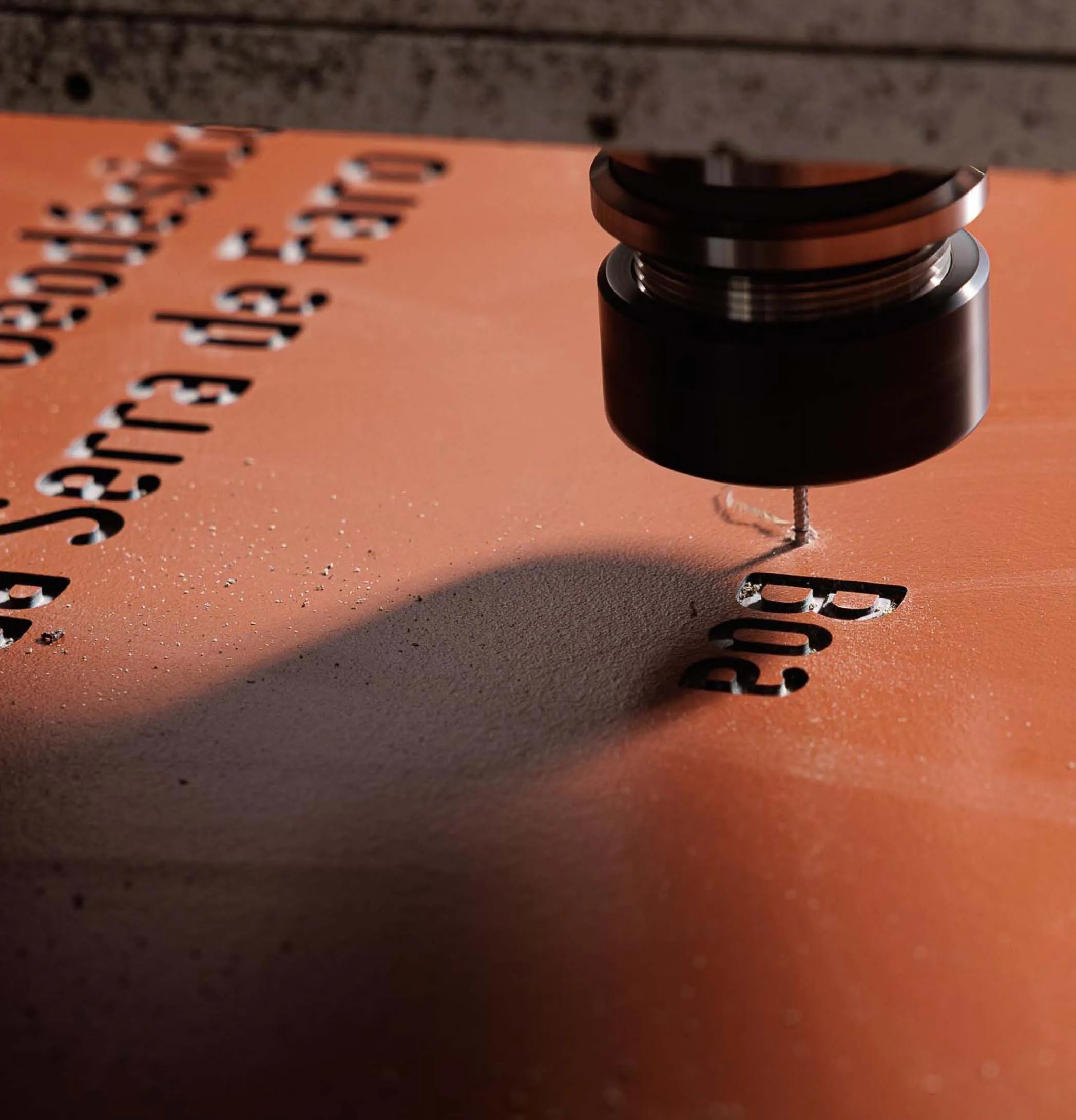 Detalhe de CNC a gravar HPL para a produção HPL+.