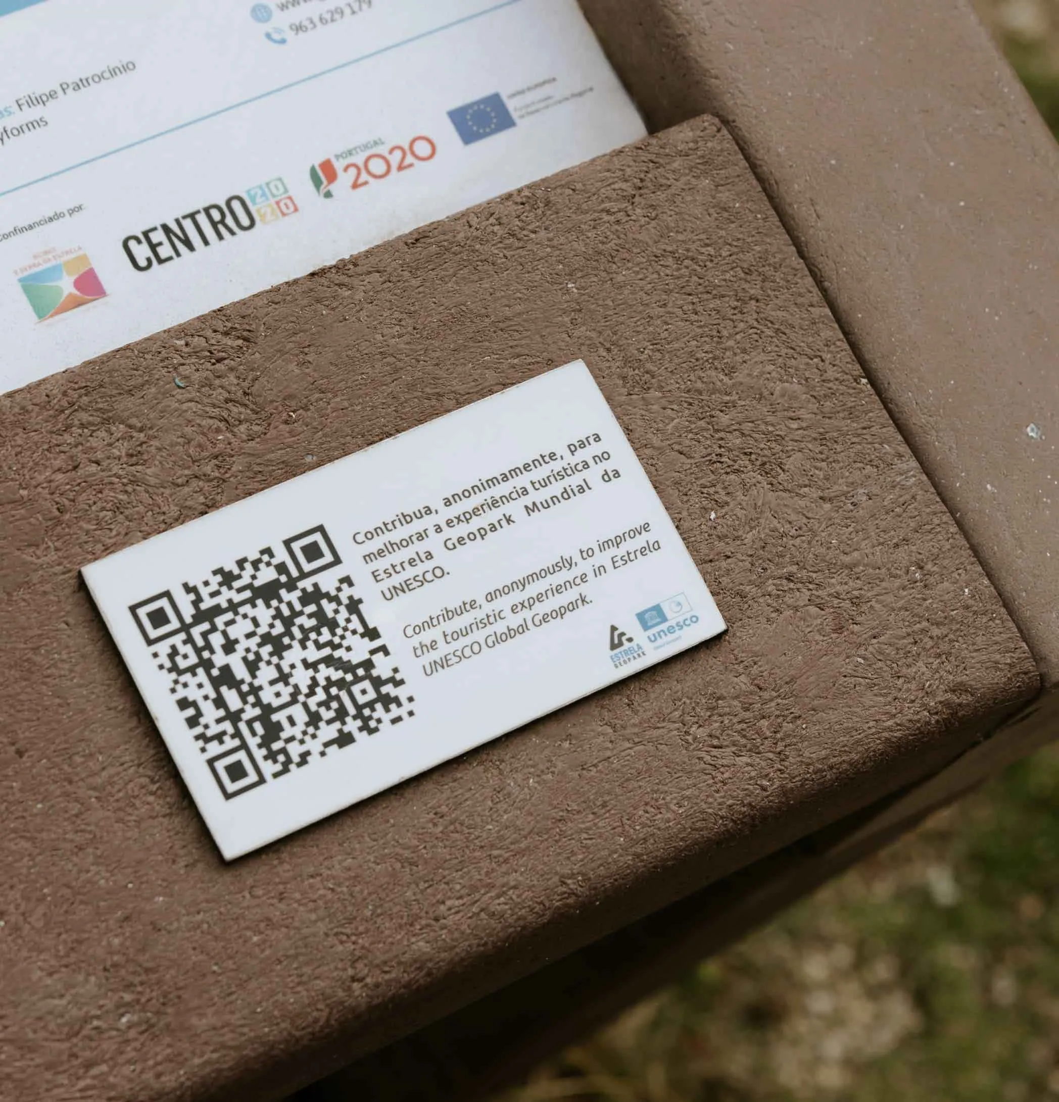 Detalhe de mesa interpretativa ICNF em plástico reciclado Floema com placa smart com QR code para acesso a plataforma online do Geopark Estrela.