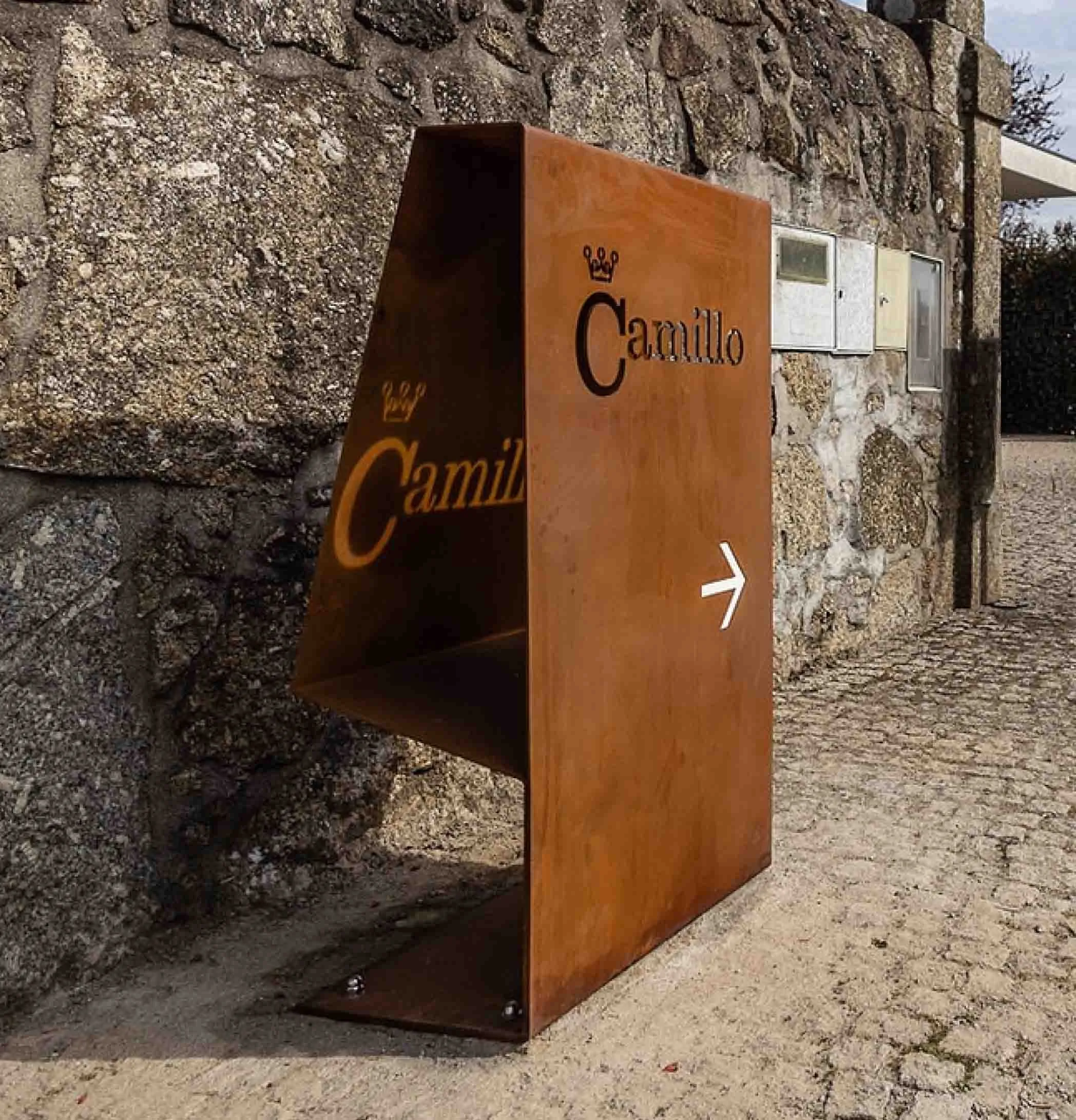 Totem direcional personalizado em aço corten para encaminhamento da Casa Camilo. 