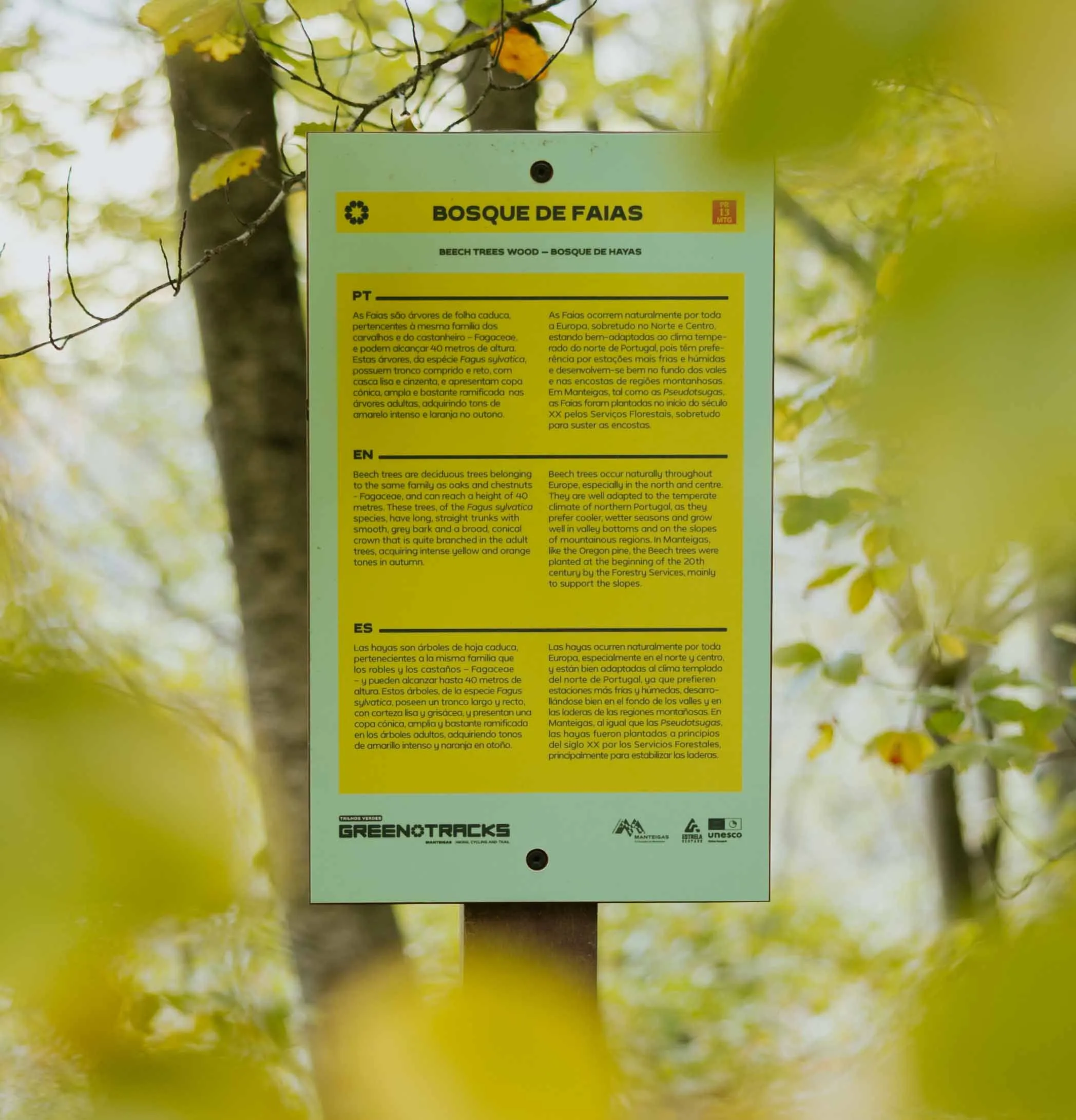 Placa informativa para percursos pedestres, modelo Floema, em HPL Print.