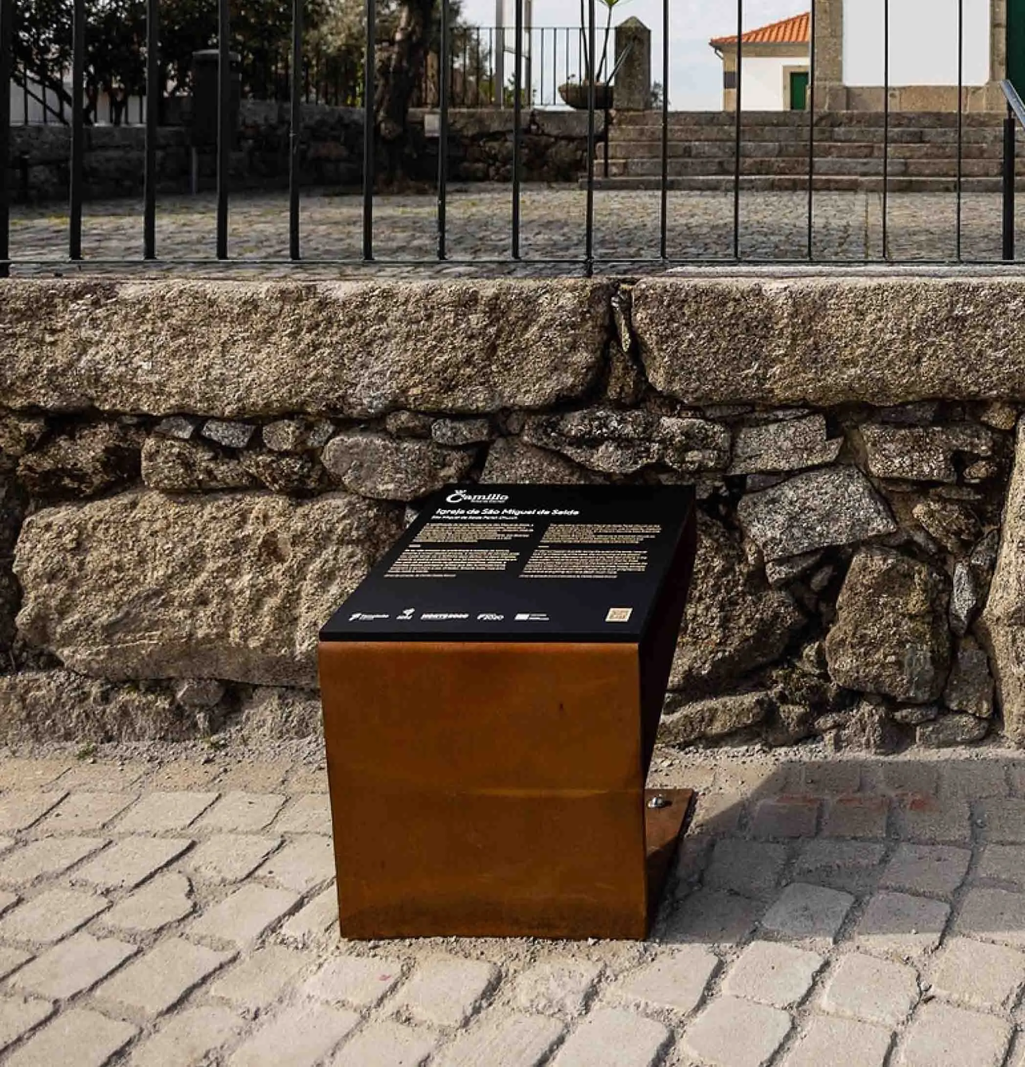 Mesa interpretativa personalizada para o trilho da Cangosta do Estêvão em aço corten e painel em HPL+.