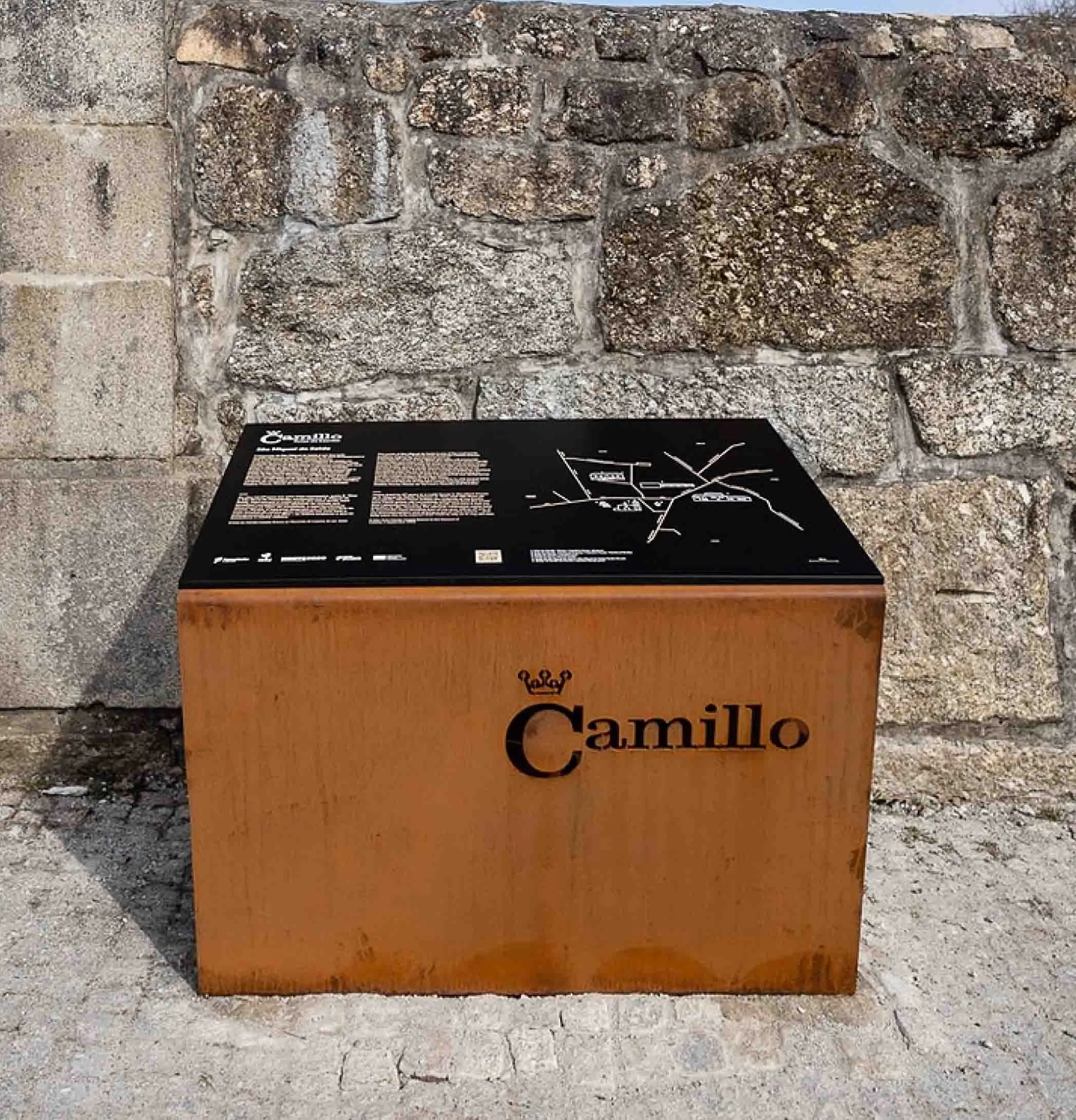 Mesa interpretativa de rota urbana personalizada, produzida em aço corten com logotipo da Cassa de Camilo vazado a laser na estrutura e informação em painel de HPL+ Floema.