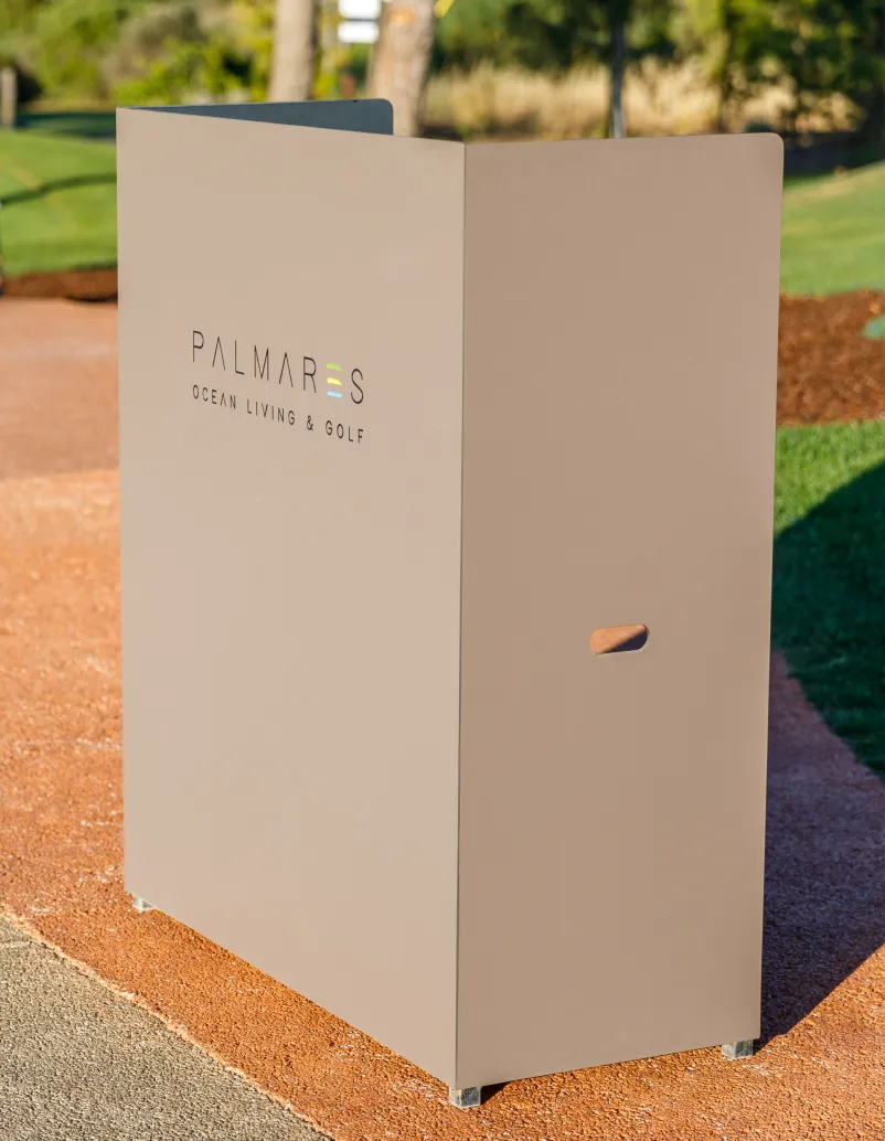 Vista lateral de podium starter em HPL+ para clubhouse de campo de golfe.