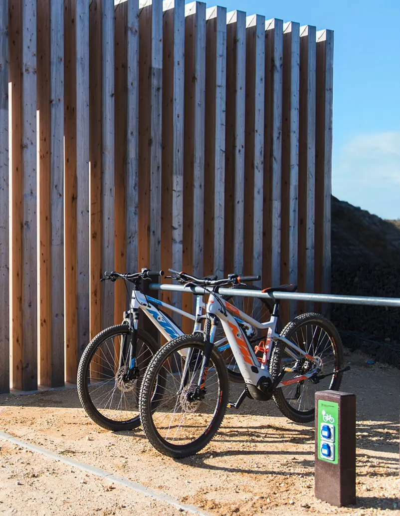 Nature Floema e-bike charger with recycled plastic frame and Triatlo bicycle parking.
