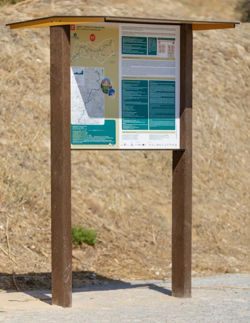 Painel informativo com telhado modelo Floema para percursos pedestres. Com estrutura em plástico reciclado castanho, telhado em HPL e painel interior em HPL Print.