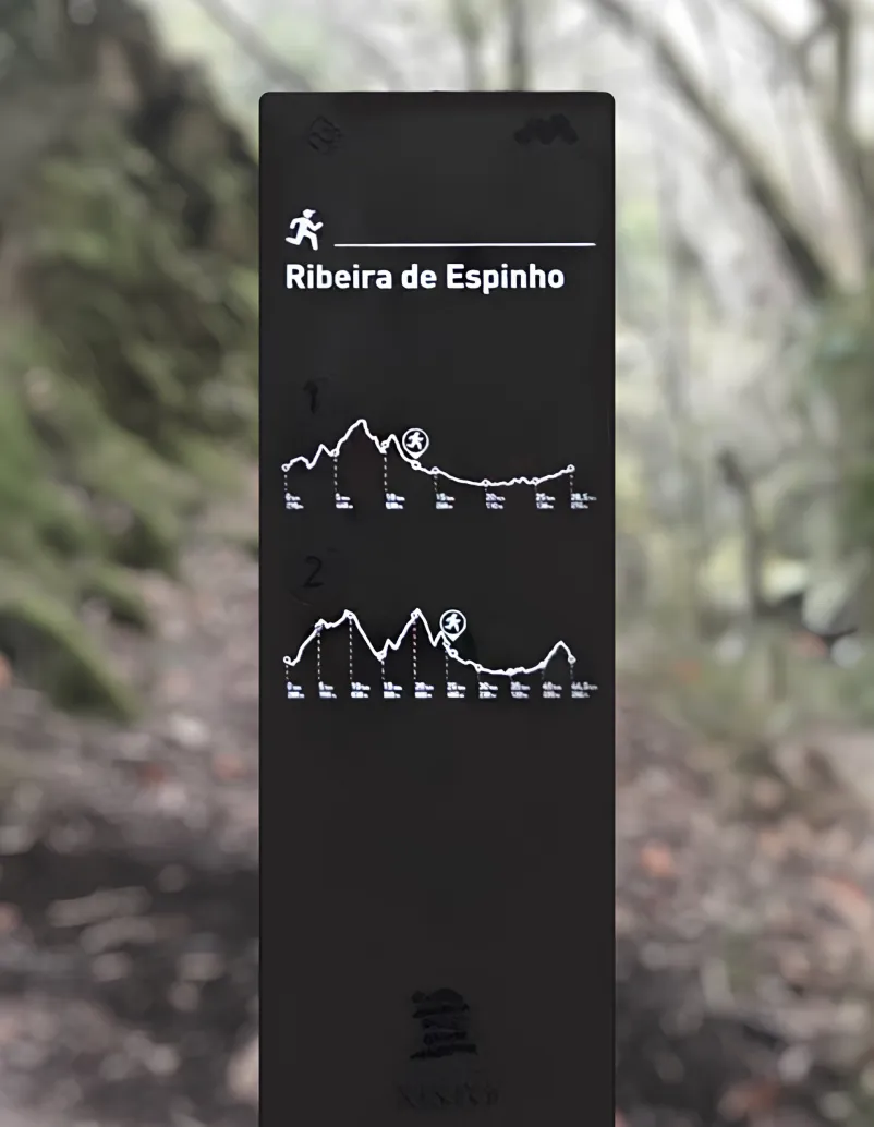 D etalhe de baliza infiza informativa de tativa de trail running em HPL+.