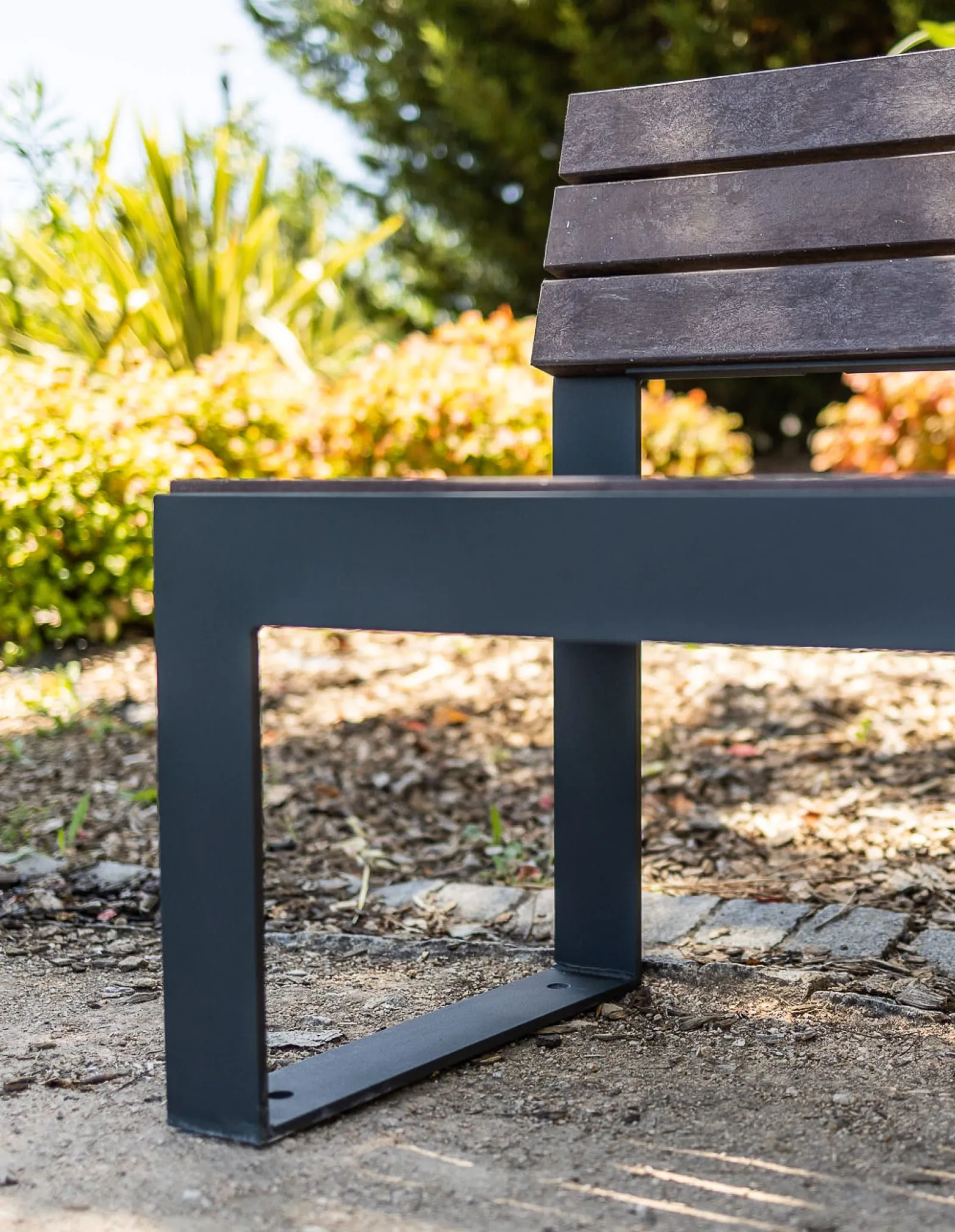 Detalhe do banco urbano moderno com plástico reciclado, resistente às intempéries e sem necessidade de manutenção.