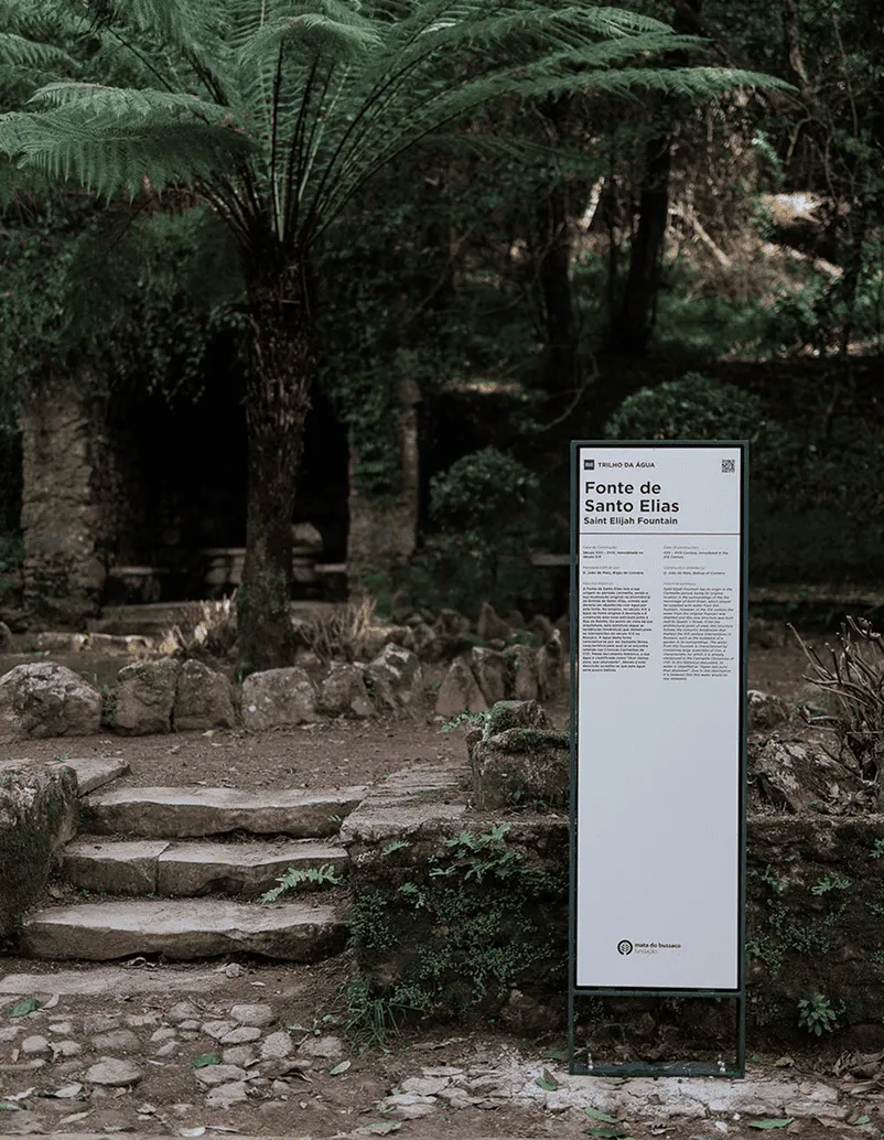 Totem informativo para percursos urbanos. Com estrutura em aço resistente às intempéries e painel em HPL+.