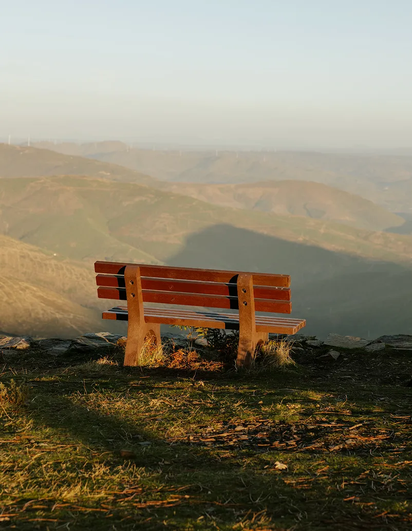 Banco em plástico reciclado castanho Floema, em espaço natural.