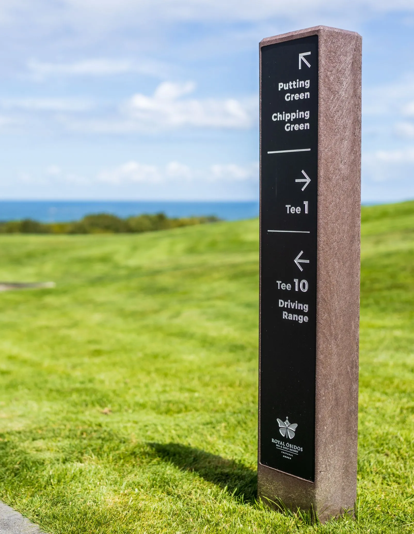 Totem direcional Royal em Clubhouse em plástico reciclado e HPL+. Com informações variadas de encaminhamento.