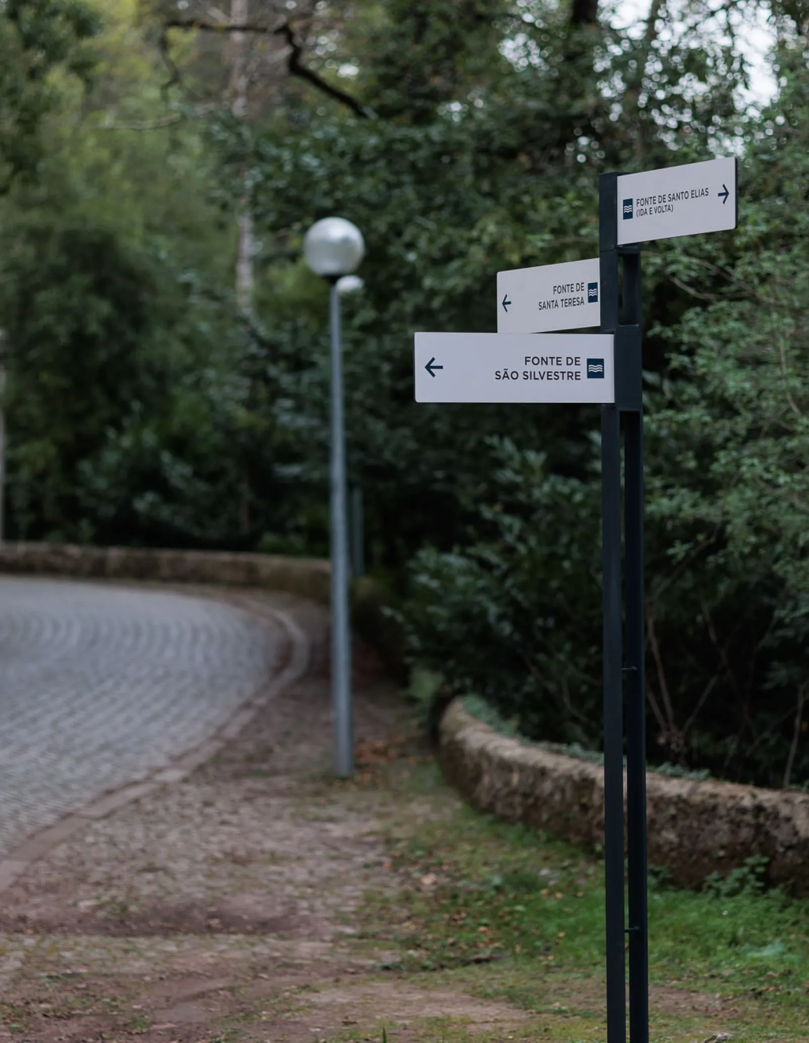 Sinalização direcional para percursos urbanos em HPL+.