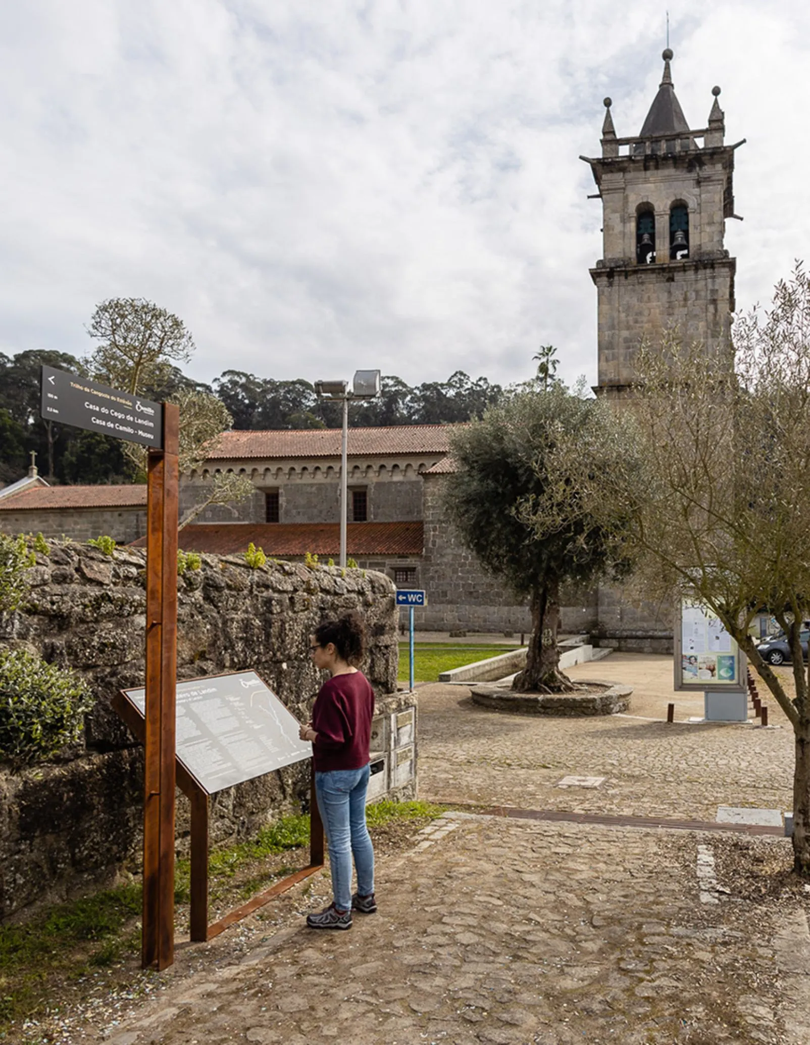 Mesa interpretativa para percursos urbanos. Com estrutura em aço resistente às intempéries e painel em HPL+.