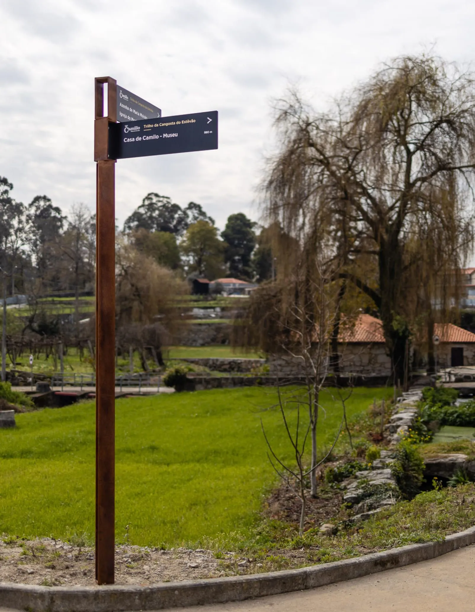 Estruturas de sinalização urbana em aço metalizado e pintado ou aço resistente às intempéries. Ideal para percursos urbanos e orientação de peões.