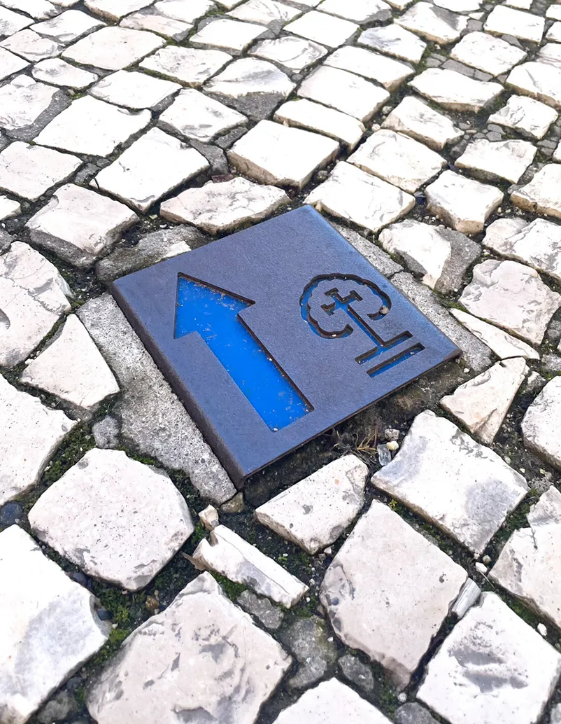 Marca de pavimento de rotas religiosas, caminho de fátima em aço e com placa de HPL.