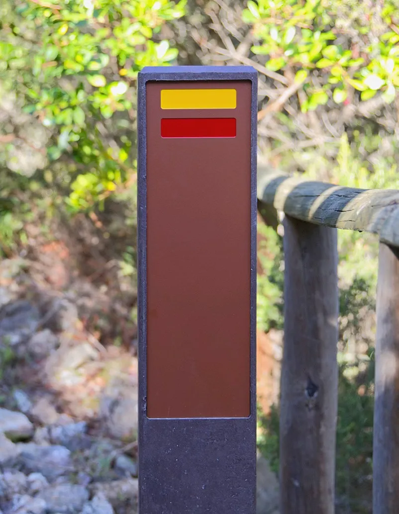 Contador BASIC com detalhe de placa de HPL+, com marcações de percursos pedestres.